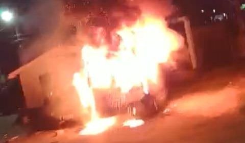 Aleixo vive noite de terror, dois carros são incendiados (Vídeo)