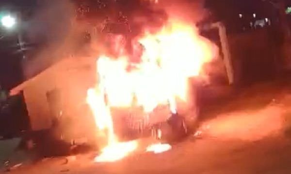 Aleixo vive noite de terror, dois carros são incendiados (Vídeo)