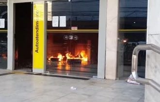 Bandidos incendeia agência do Banco do Brasil no Centro de Manaus