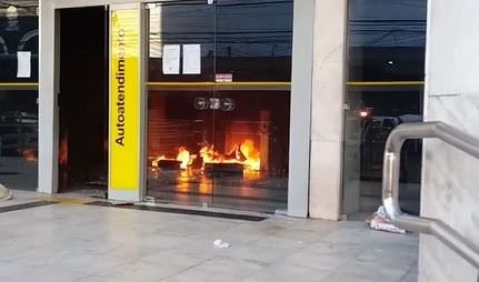 Bandidos incendeia agência do Banco do Brasil no Centro de Manaus
