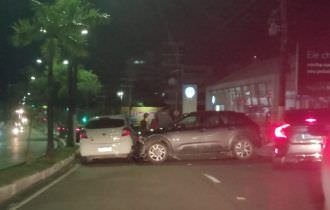 URGENTE: Três carros ficam ‘engavetados’ em acidente na avenida Coronel Teixeira