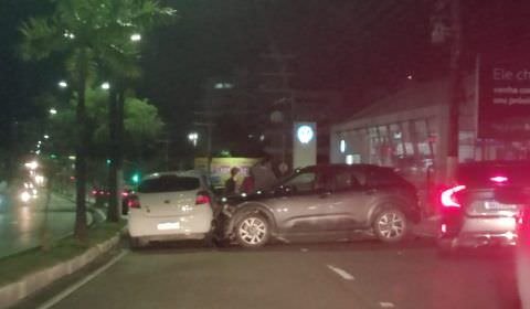 URGENTE: Três carros ficam ‘engavetados’ em acidente na avenida Coronel Teixeira
