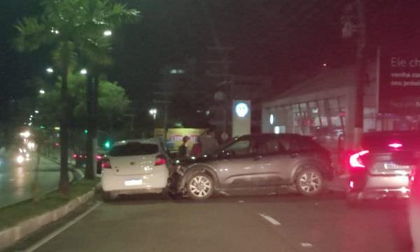 URGENTE: Três carros ficam ‘engavetados’ em acidente na avenida Coronel Teixeira