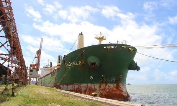 Tripulantes de navio atracado em Recife testam positivo para covid-19