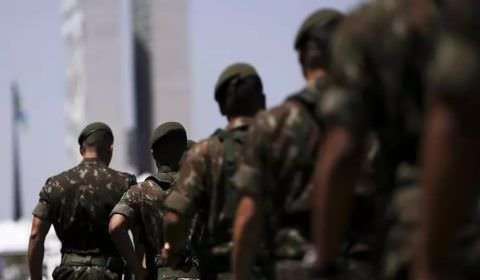 Entenda a PEC que pode barrar militares em cargos do governo