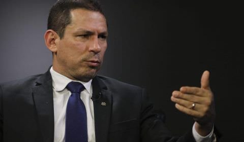 Vice-presidente da Câmara recebe cópia do impeachment do Bolsonaro