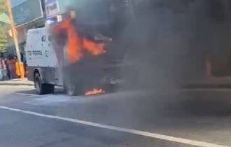 Carro Forte pega fogo próximo a Madureira (Veja o vídeo