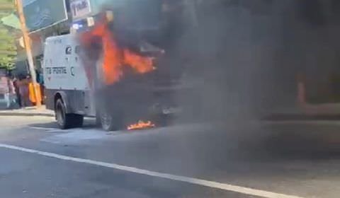 Carro Forte pega fogo próximo a Madureira (Veja o vídeo