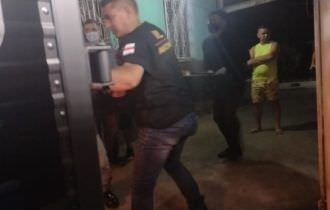 Mulher morre com facada no peito durante discussão com vizinha, em Manaus