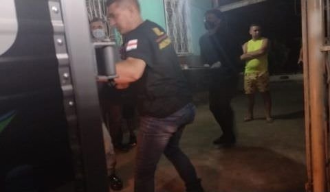 Mulher morre com facada no peito durante discussão com vizinha, em Manaus