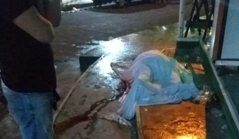 Homem é morto com 20 tiros e fica estirado no chão (veja o vídeo)