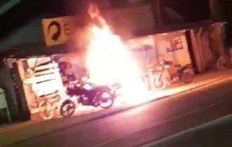 Em Humaitá, homem toca fogo em moto ao encontrar ex-mulher com amigo em bar