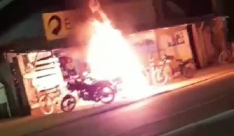 Em Humaitá, homem toca fogo em moto ao encontrar ex-mulher com amigo em bar