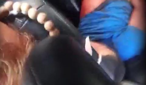 Bandidos param mulher no trânsito e jogam comparsa baleado dentro do carro (vídeo)