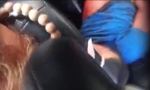 Bandidos param mulher no trânsito e jogam comparsa baleado dentro do carro (vídeo)