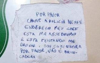 Jovem pede socorro em guardanapo após ser assediada pelo chefe