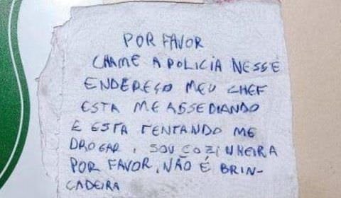 Jovem pede socorro em guardanapo após ser assediada pelo chefe