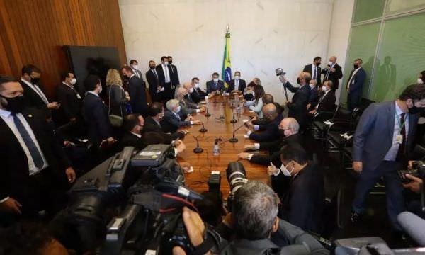 Bolsonaro entrega novo Bolsa Família e apresenta PEC dos Precatórios à Câmara