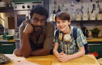 Diretor de "Abe" fala sobre mensagem implícita no filme com astro de "Stranger Things" e Seu Jorge