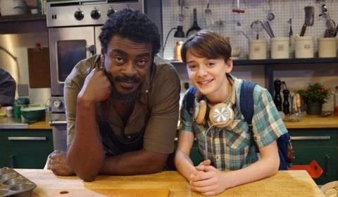 Diretor de "Abe" fala sobre mensagem implícita no filme com astro de "Stranger Things" e Seu Jorge