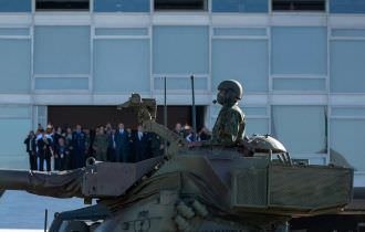 Tanques e blindados desfilam na Esplanada para entregar convite a Bolsonaro