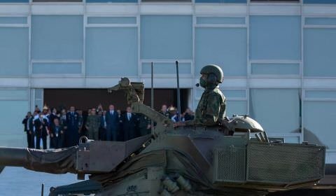 Tanques e blindados desfilam na Esplanada para entregar convite a Bolsonaro