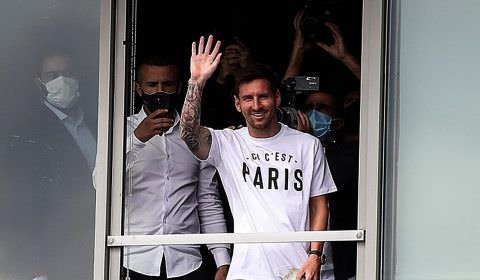 Lionel Messi é recebido como herói na França após acertar com o PSG