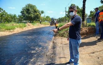 Prefeito David Almeida vistoria obra que garante melhoria no escoamento de produtos em ramal na AM-010