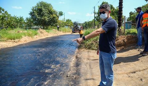 Prefeito David Almeida vistoria obra que garante melhoria no escoamento de produtos em ramal na AM-010
