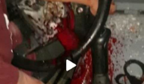 Motorista de micro-ônibus fica gravemente ferido em acidente de trânsito (vídeo)