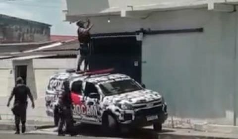 URGENTE: Policial da Rocam invade casa pulando o muro (veja o vídeo