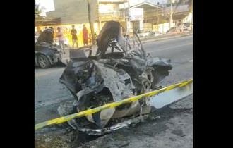 Carro fica completamente destruído em acidente de trânsito (veja o vídeo)