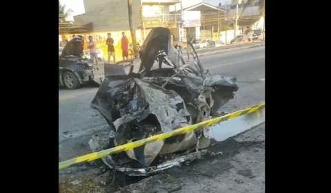 Carro fica completamente destruído em acidente de trânsito (veja o vídeo)