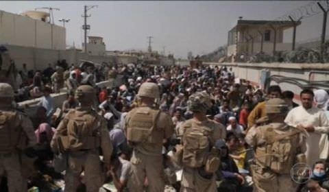 Sete afegãos morrem esmagados ao tentarem chegar ao aeroporto de Cabul