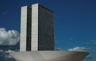 Câmara aprova dispensa de licitação para insumos contra covid-19