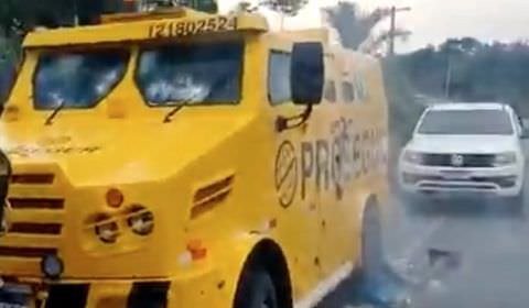 Bandidos atiram e tentam explodir carro-forte na AM-010