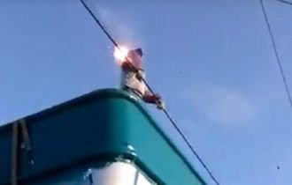 Homem pega descarga elétrica na cabeça (veja o vídeo)