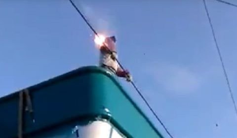 Homem pega descarga elétrica na cabeça (veja o vídeo)