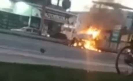 Homem morre carbonizado após colidir com o carro (Veja o vídeo)