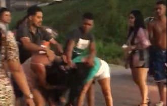 Mulheres saem na porrada no meio da rua (veja o vídeo)