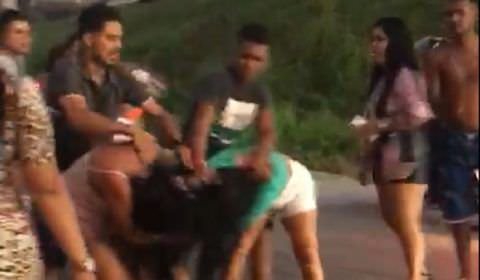 Mulheres saem na porrada no meio da rua (veja o vídeo)