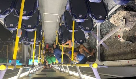 Um ônibus tomba em grave acidente de trânsito neste sábado