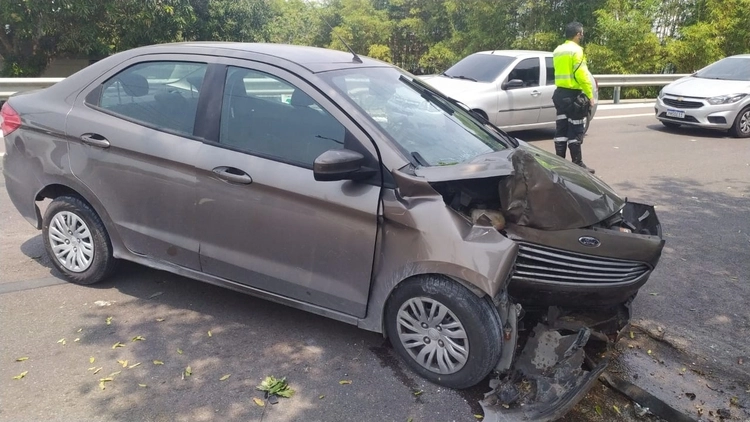 Mulher fica ferida após carro atingir árvore em avenida de Manaus