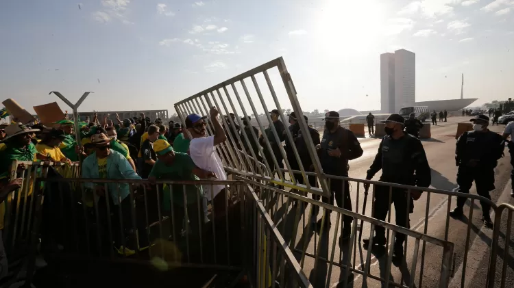Com bandeiras golpistas, ato começa com confusão na Esplanada, em Brasília