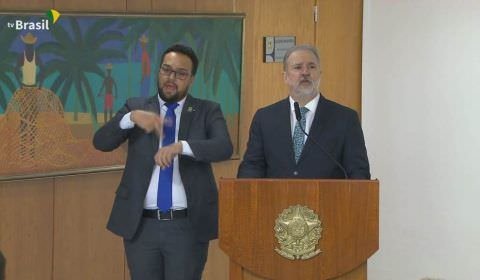 Ao tomar posse, Aras prega união do Judiciário e respeito à Constituição Federal
