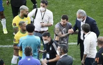 Agentes da Anvisa entram em campo, interrompem partida, e Messi protesta: "Por que não autuaram antes?"