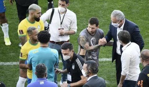 Agentes da Anvisa entram em campo, interrompem partida, e Messi protesta: "Por que não autuaram antes?"