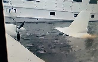 URGENTE: avião monomotor cai na Marina do Davi, em Manaus (veja o vídeo)