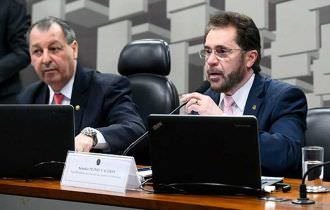 Plínio e Omar votam a favor de candidatura de políticos com contas rejeitadas