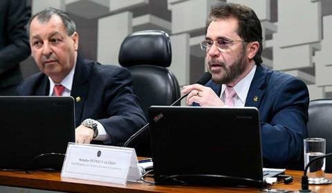 Plínio e Omar votam a favor de candidatura de políticos com contas rejeitadas